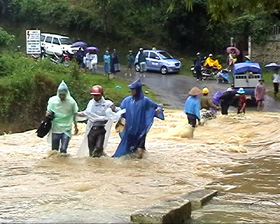 Năm 2009, mưa lũ đã gây ách tắc giao thông ở một số khu vực huyện Đà Bắc